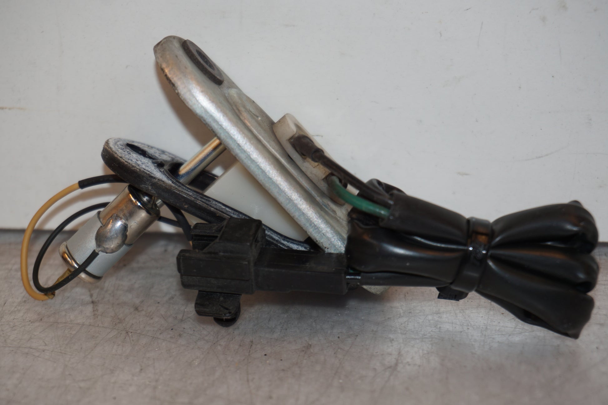 Baksidan på Bensintankgivare från en Yamaha XVS 1300 -2008 motorcykel.