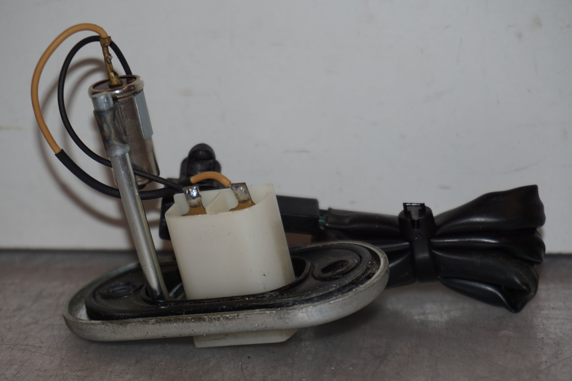 Vänster sida på Bensintankgivare från en Yamaha XVS 1300 -2008 motorcykel.