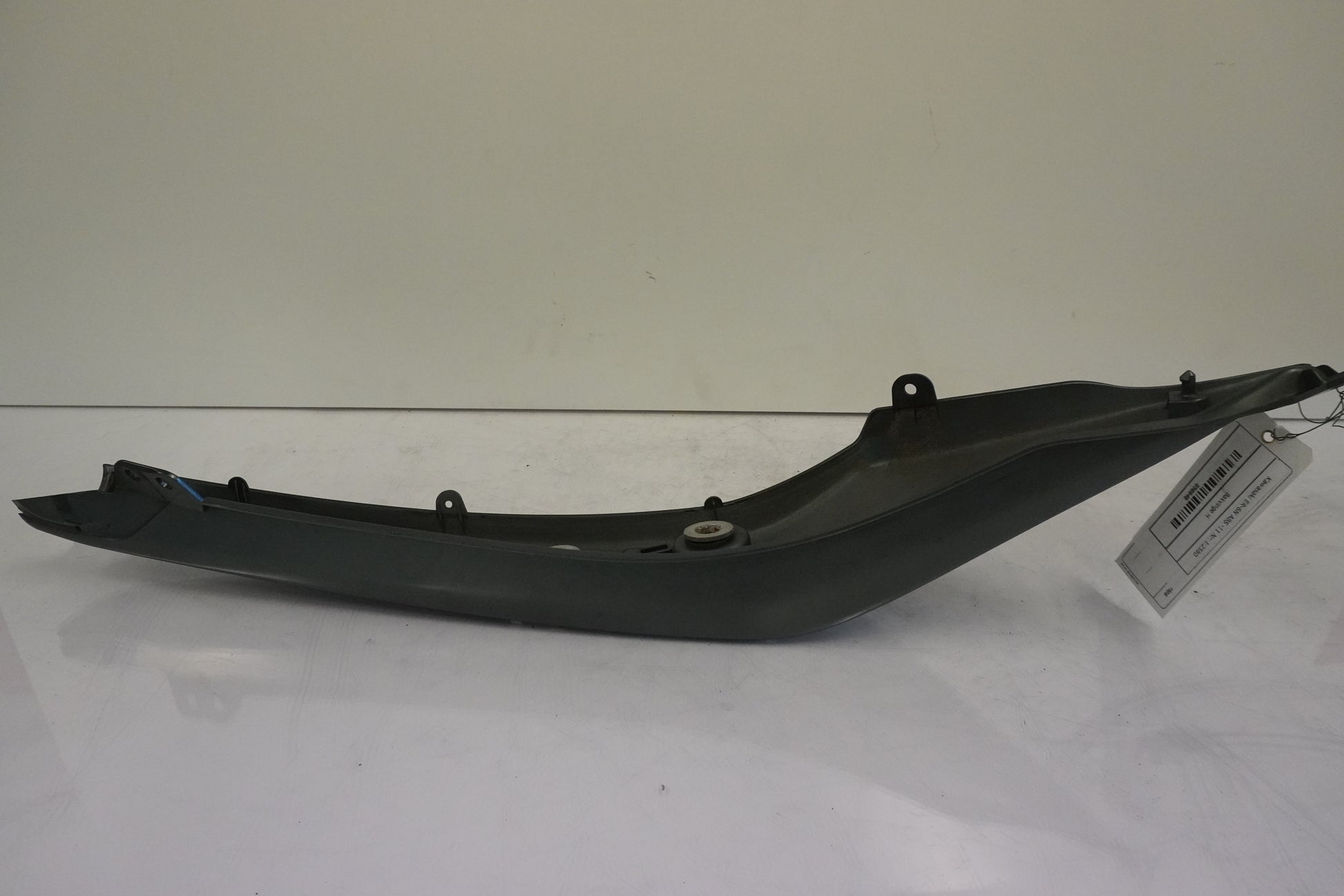 Vänster sida på Bakvinge från en Kawasaki ER-6N -2011 motorcykel.