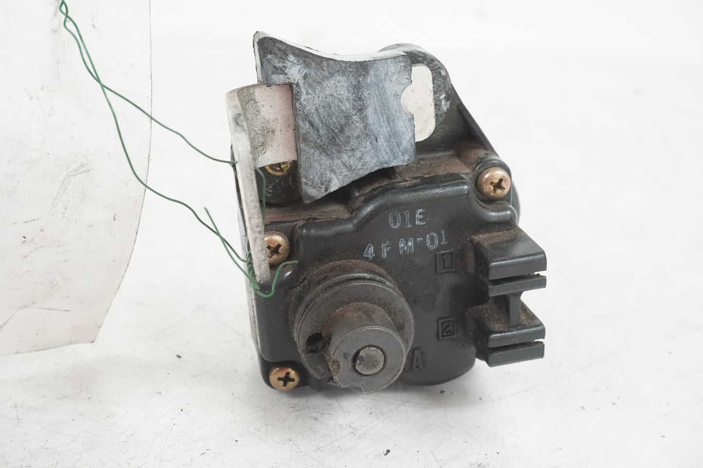 Baksidan på Avgasspjällmotor från en Yamaha YZF 1000 R1 -2000 motorcykel.