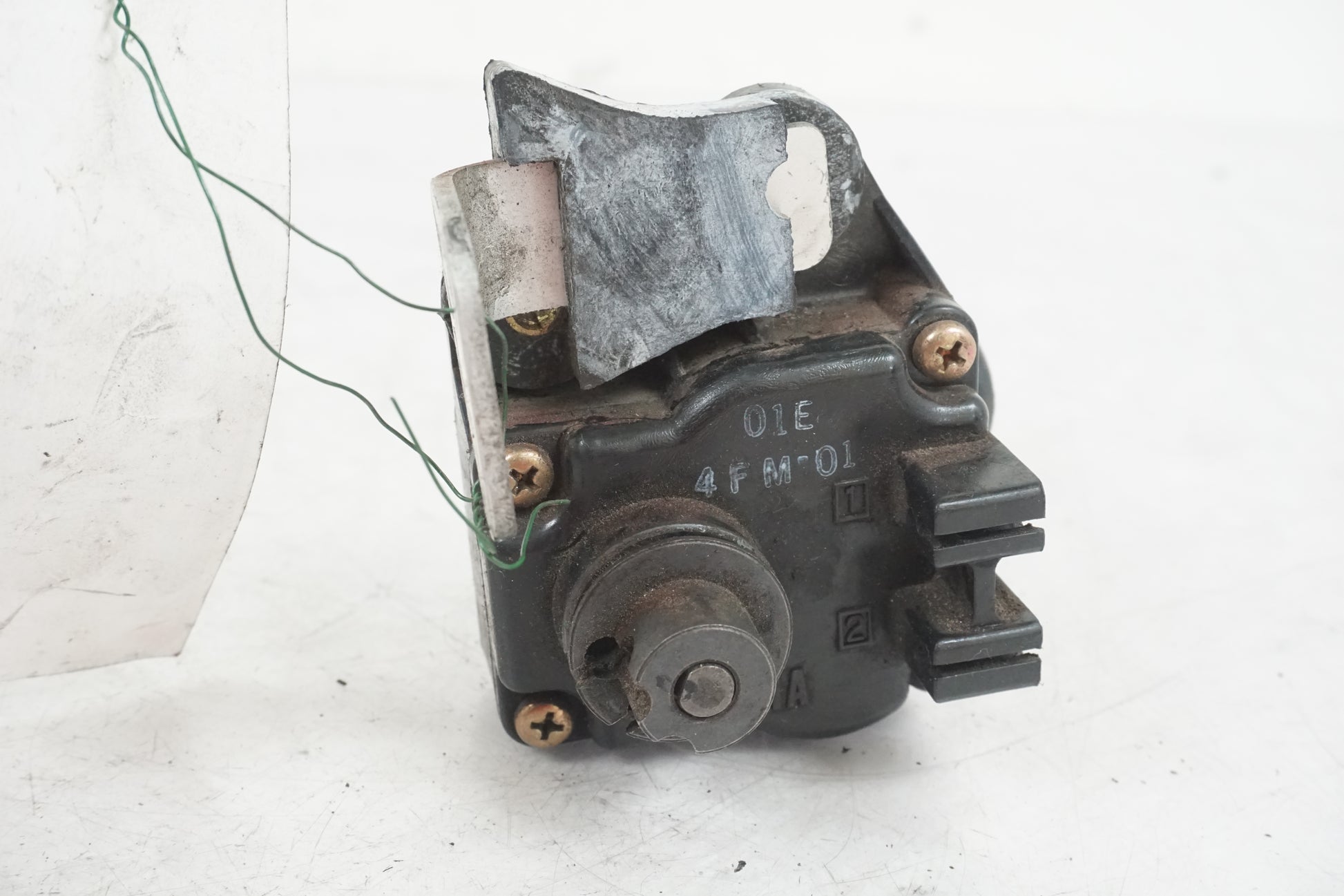 Baksidan på Avgasspjällmotor från en Yamaha YZF 1000 R1 -2000 motorcykel.