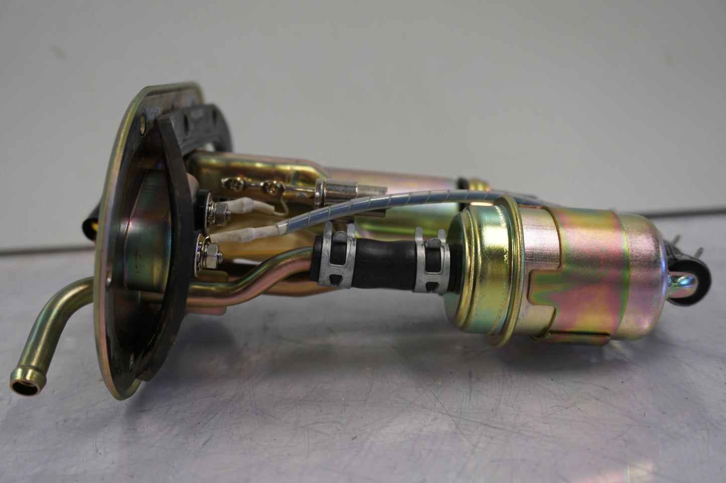 Snett nerifrån på Bensinpump insprut från en Kawasaki ZX-12R -2001 motorcykel.