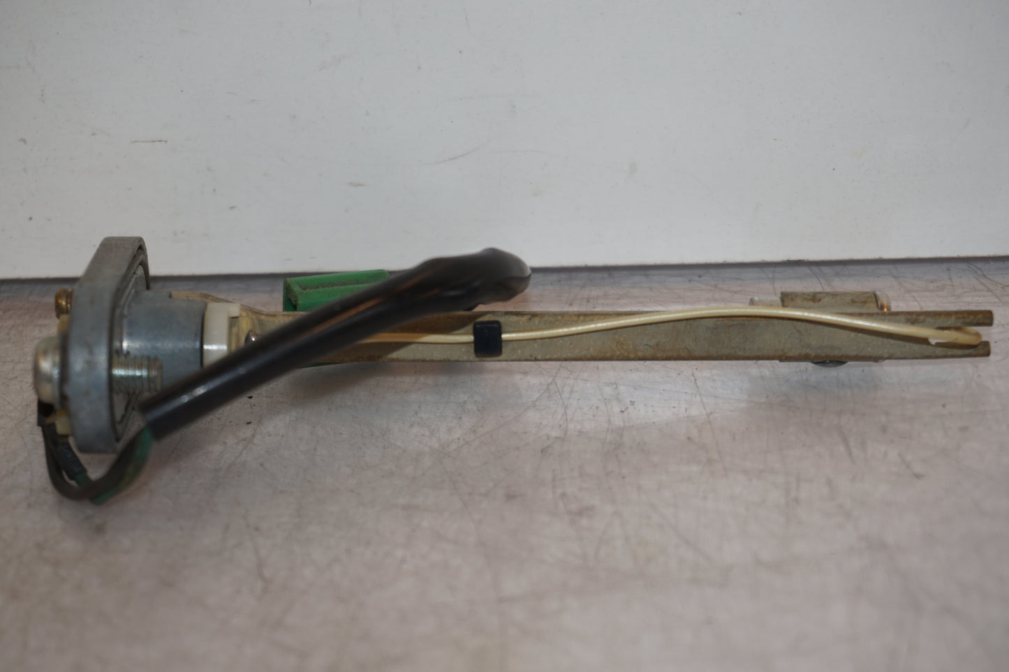 Vänster sida på Bensintankgivare från en Yamaha FZR 1000 -1993 motorcykel.