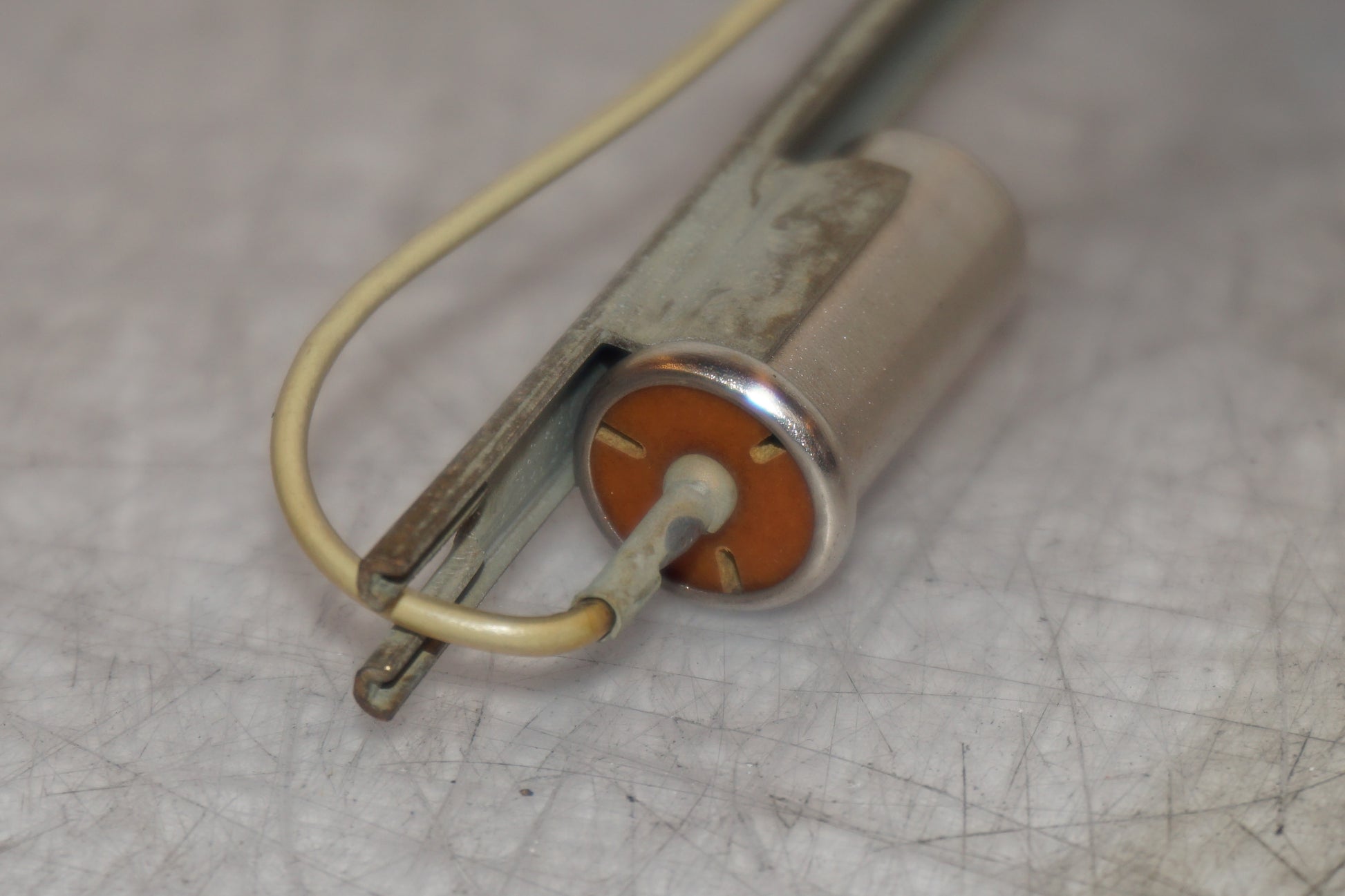 Snett nerifrån på Bensintankgivare från en Yamaha FZR 1000 -1993 motorcykel.