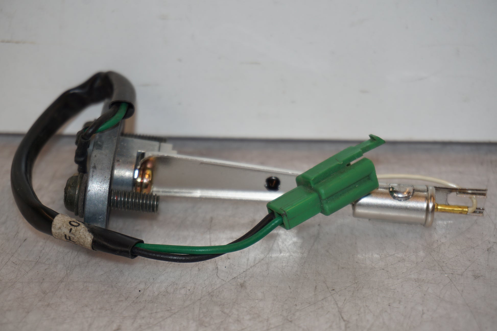 Baksidan på Bensintankgivare från en Yamaha YZF R6 -2000 motorcykel.