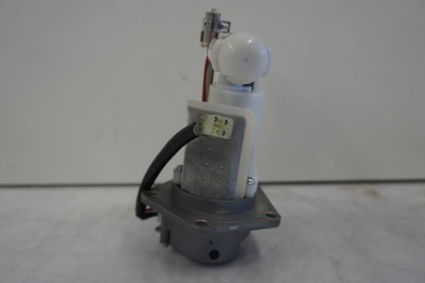 Vänster sida på Bensinpump insprut från en Kawasaki ER-6F -2007 motorcykel.