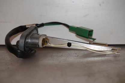 Vänster sida på Bensintankgivare från en Yamaha YZF R6 -2000 motorcykel.