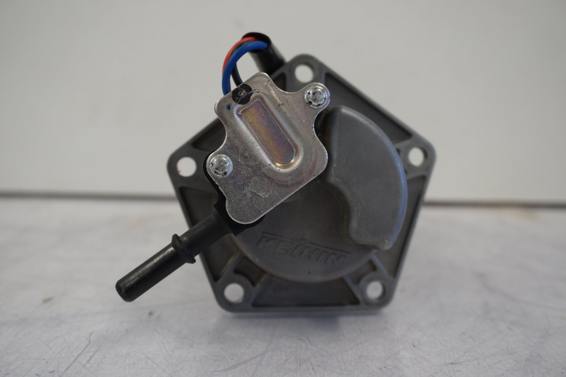 Snett uppifrån på Bensinpump insprut från en Kawasaki ER-6F -2007 motorcykel.