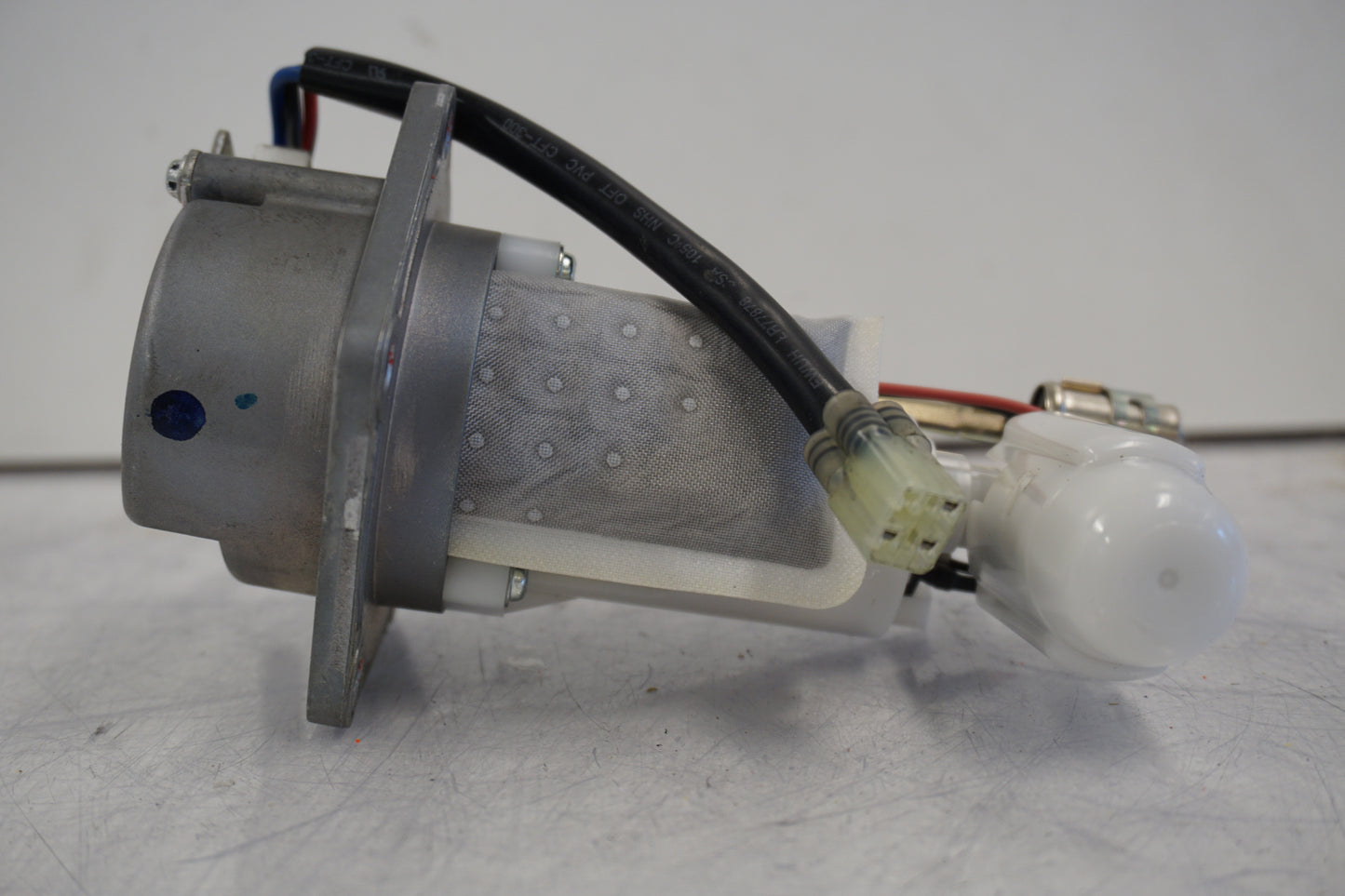 Snett nerifrån på Bensinpump insprut från en Kawasaki ER-6F -2007 motorcykel.