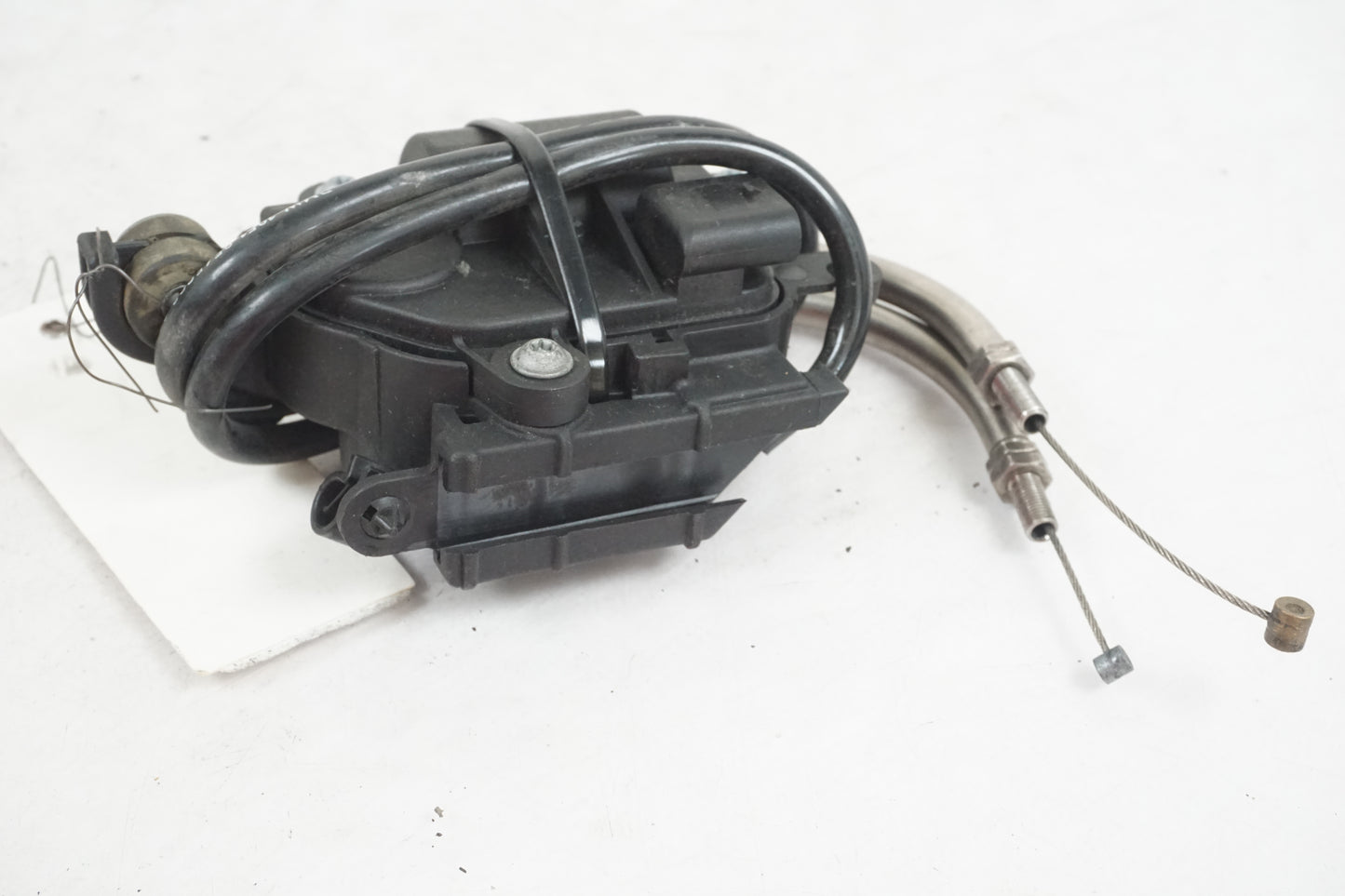 Baksidan på Avgasspjällmotor från en BMW S 1000 R -2015 motorcykel.