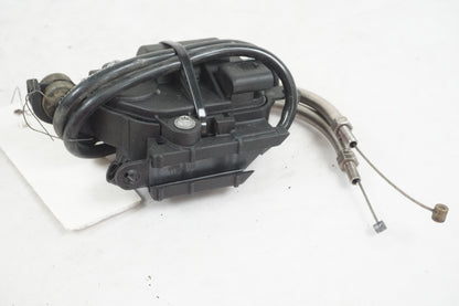 Baksidan på Avgasspjällmotor från en BMW S 1000 R -2015 motorcykel.