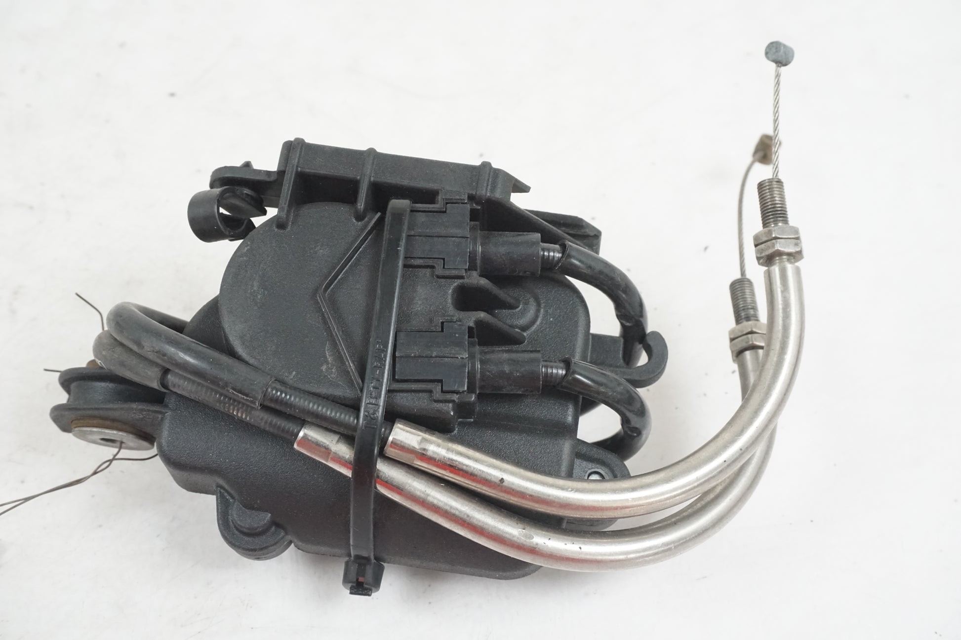 Höger sida på Avgasspjällmotor från en BMW S 1000 R -2015 motorcykel.