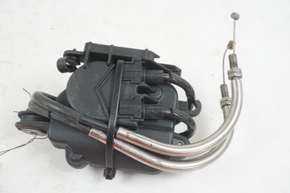 Höger sida på Avgasspjällmotor från en BMW S 1000 R -2015 motorcykel.