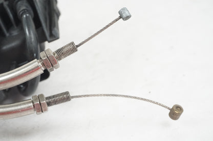 Vänster sida på Avgasspjällmotor från en BMW S 1000 R -2015 motorcykel.