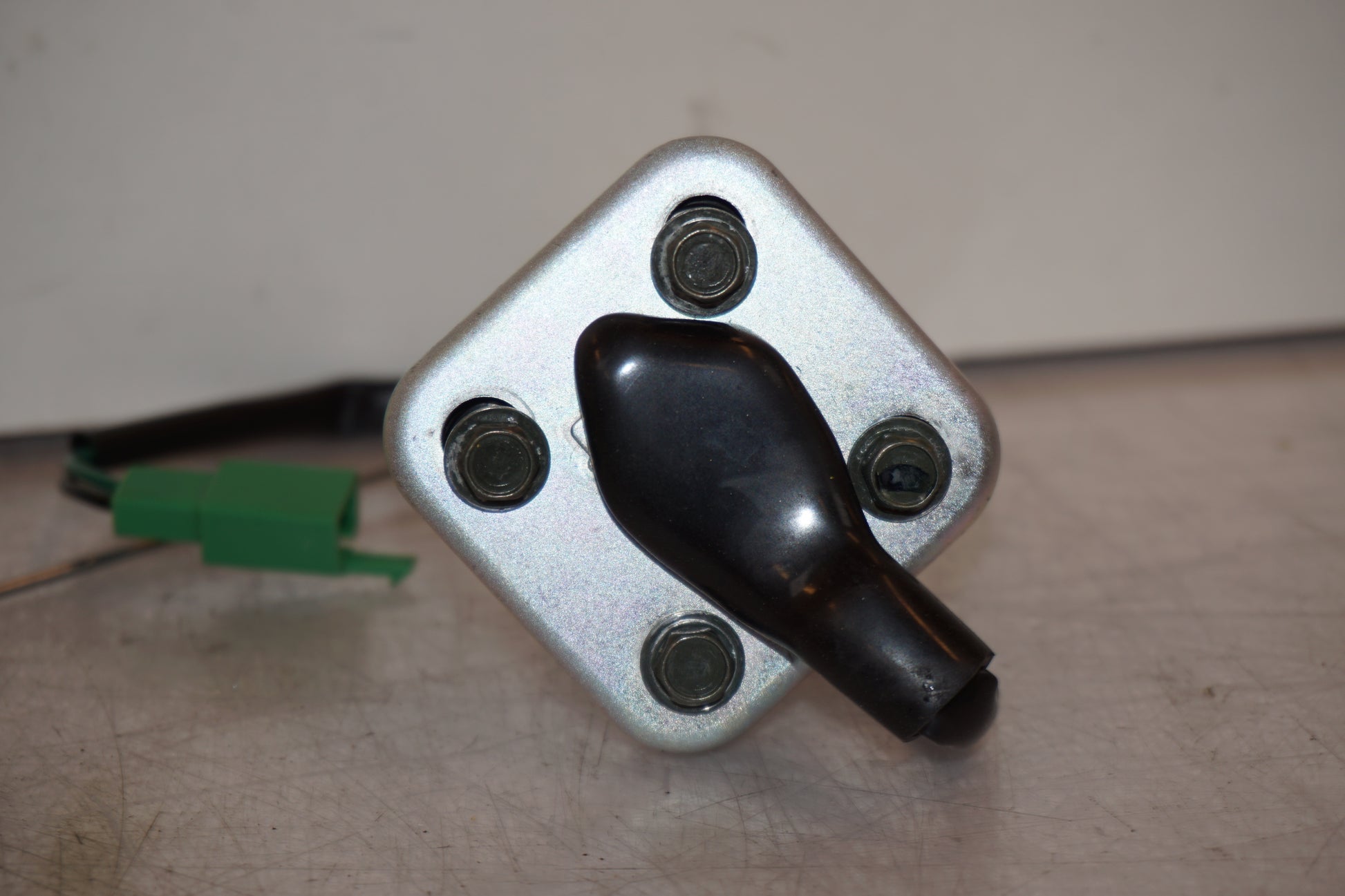 Baksidan på Bensintankgivare från en Yamaha XJR 1300 -2005 motorcykel.