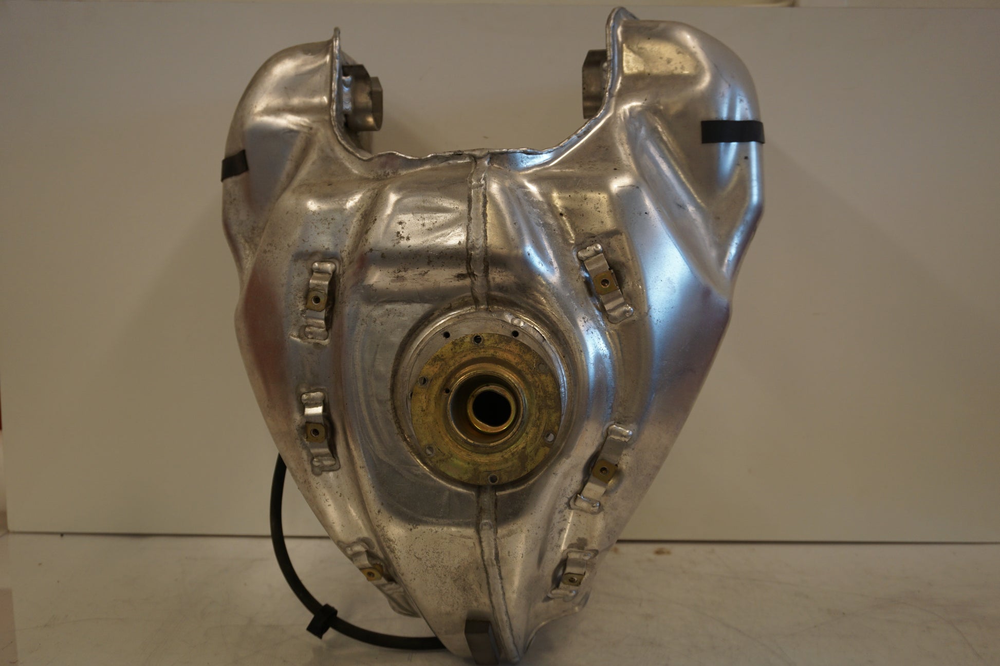 Framsidan på Bensintank från en BMW R 1100 S -1999 motorcykel.