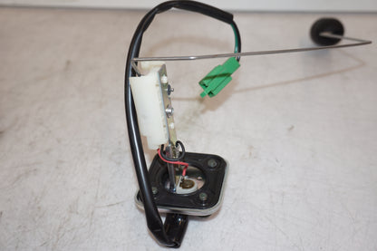 Snett nerifrån på Bensintankgivare från en Yamaha XJR 1300 -2005 motorcykel.