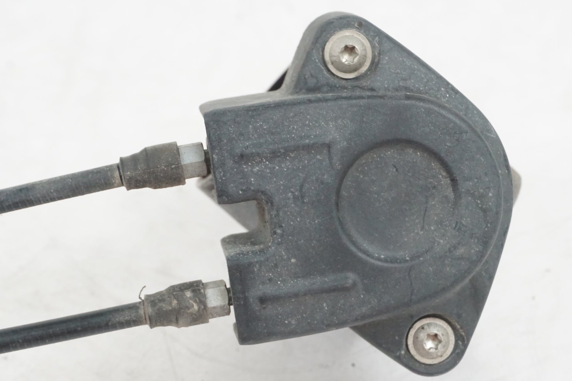 Vänster sida på Avgasspjällmotor från en BMW R 1200 RT -2013 motorcykel.