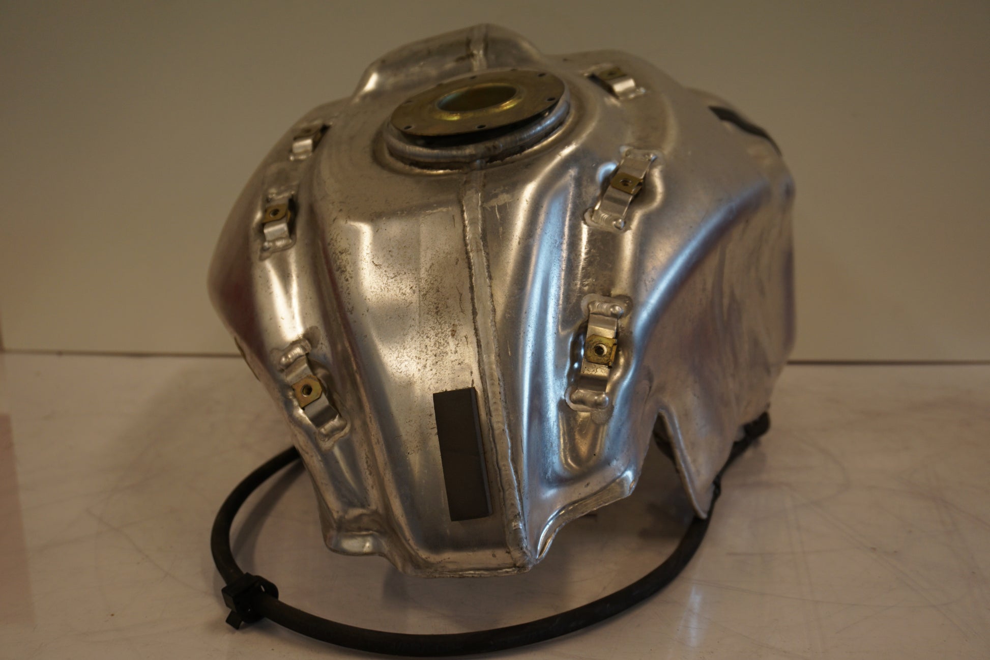 Baksidan på Bensintank från en BMW R 1100 S -1999 motorcykel.