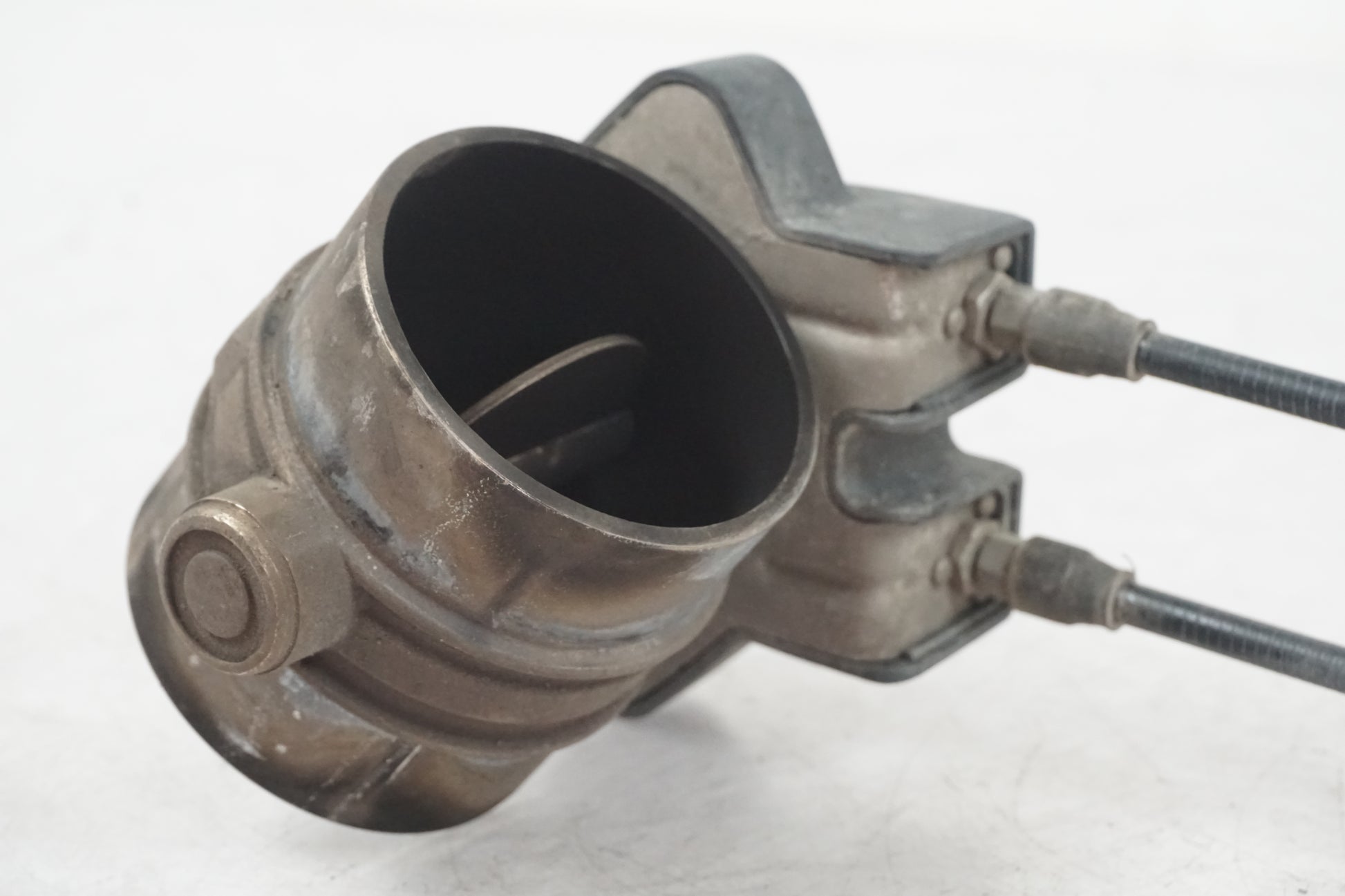 Snett nerifrån på Avgasspjällmotor från en BMW R 1200 RT -2013 motorcykel.