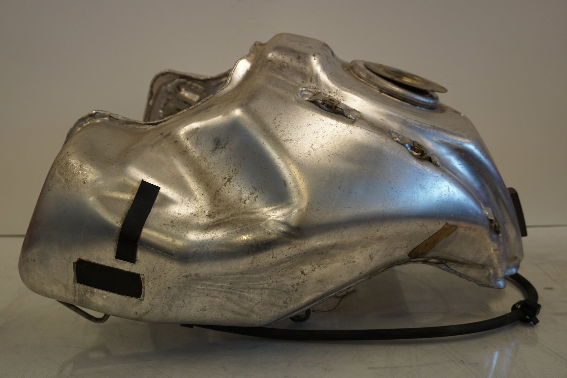 Snett uppifrån på Bensintank från en BMW R 1100 S -1999 motorcykel.