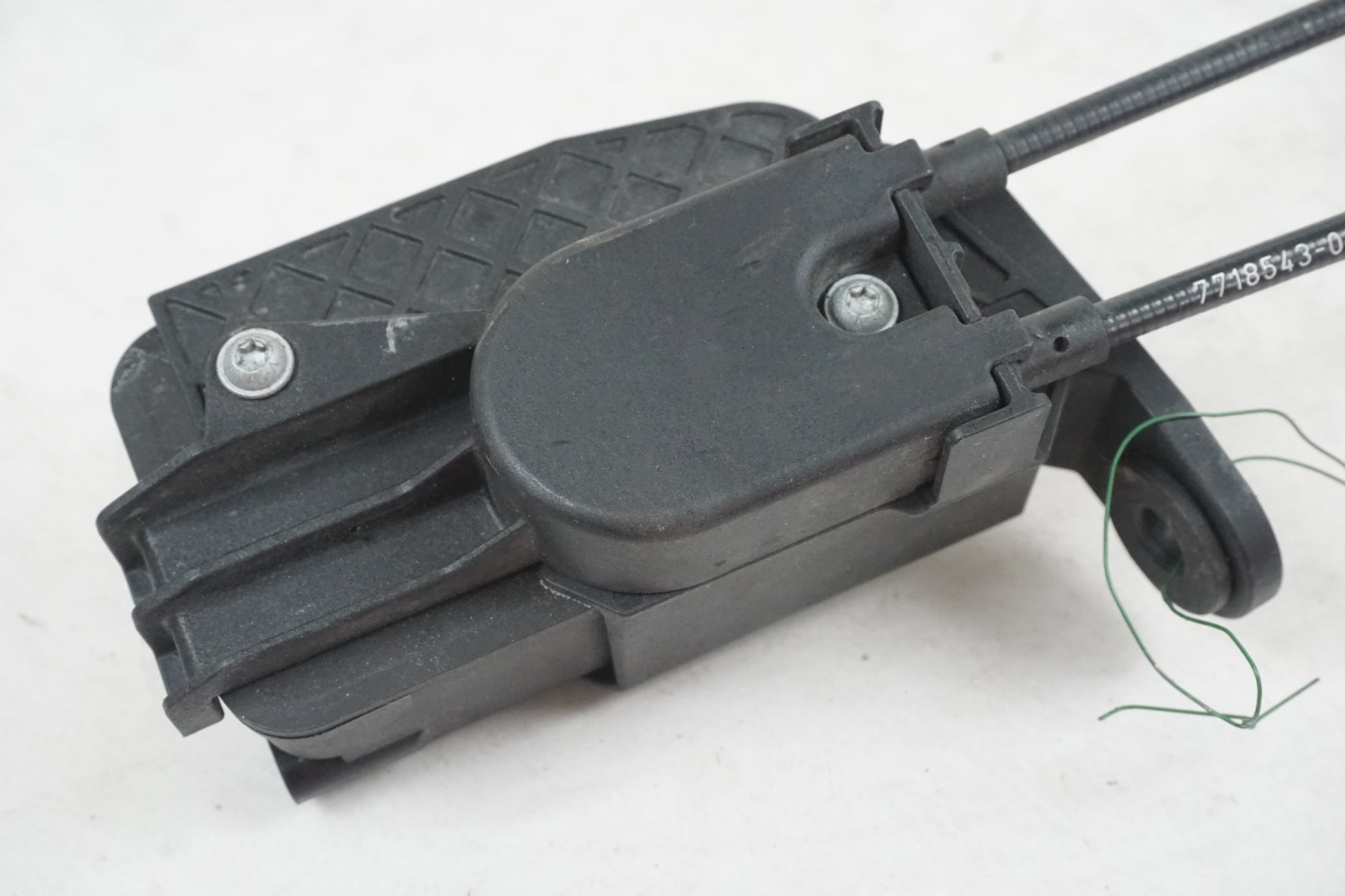 Baksidan på Avgasspjällmotor från en BMW R 1200 GSA -2012 motorcykel.