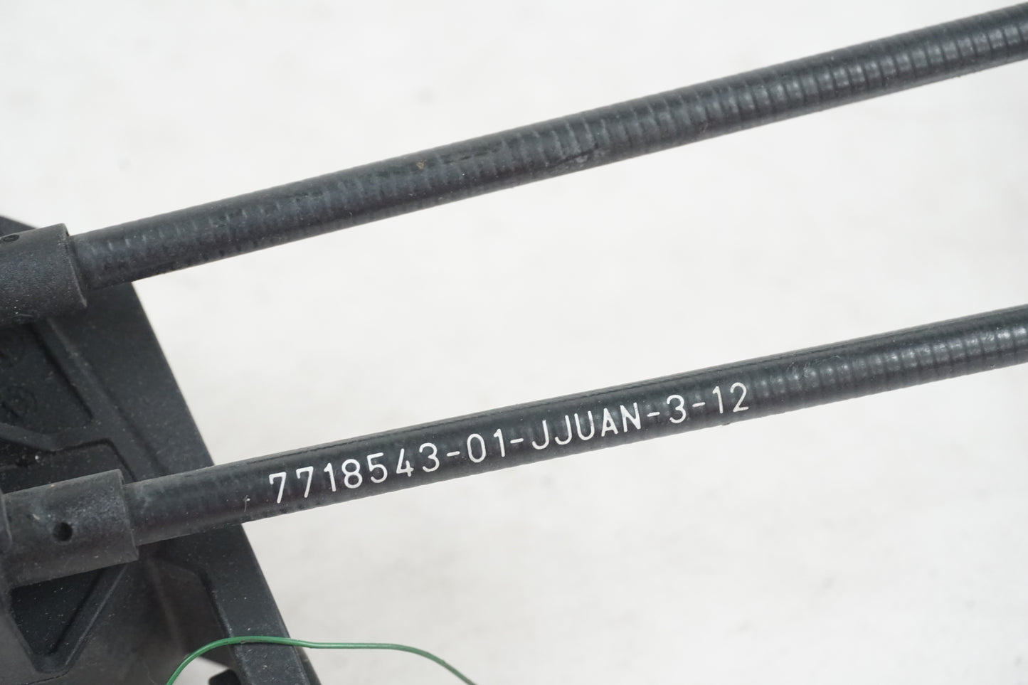 Höger sida på Avgasspjällmotor från en BMW R 1200 GSA -2012 motorcykel.