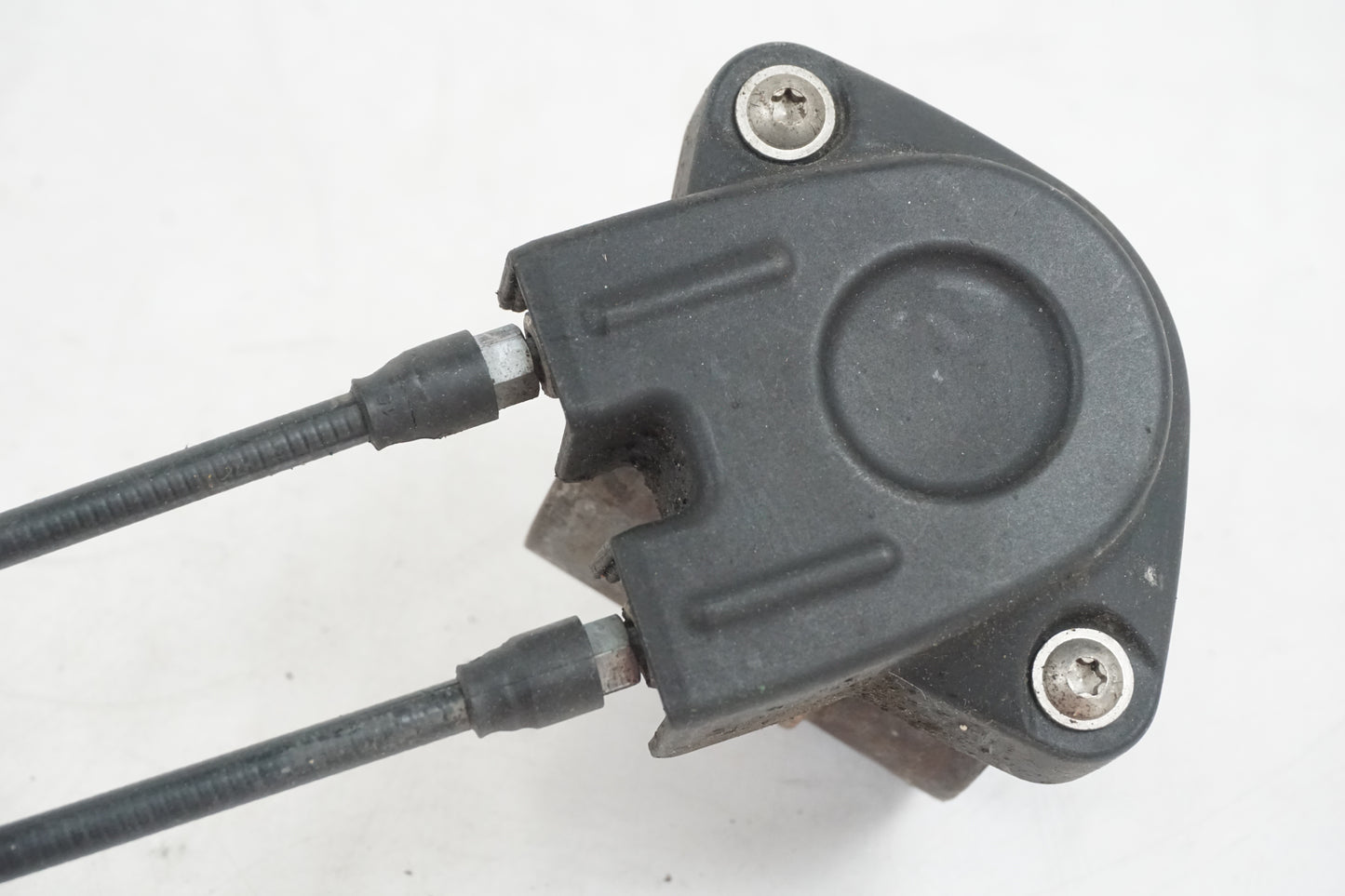 Vänster sida på Avgasspjällmotor från en BMW R 1200 GSA -2012 motorcykel.