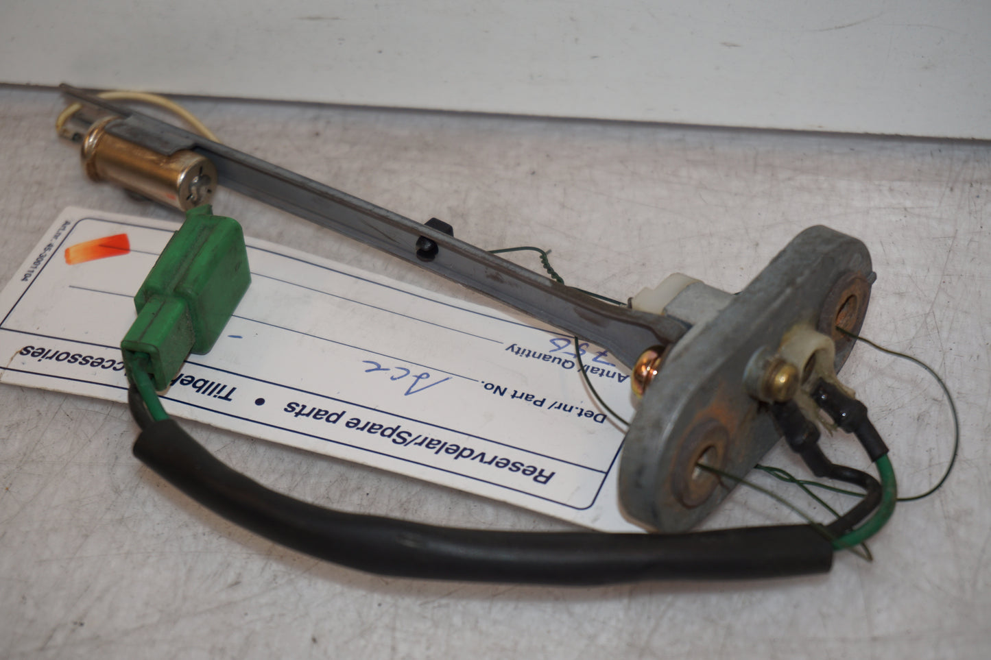 Framsidan på Bensintankgivare från en Yamaha YZF 1000 R -1997 motorcykel.