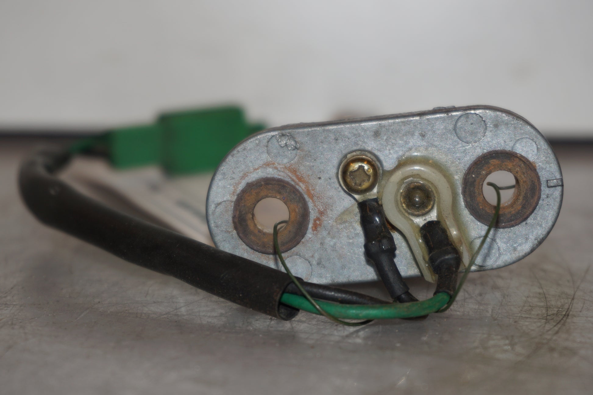 Baksidan på Bensintankgivare från en Yamaha YZF 1000 R -1997 motorcykel.