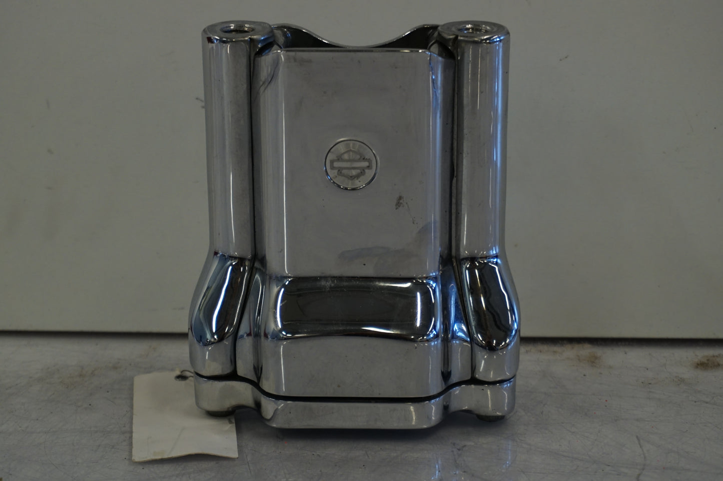 Framsidan på Styrfäste från en H-D Sportster 1200 XL1200C -1999 motorcykel.