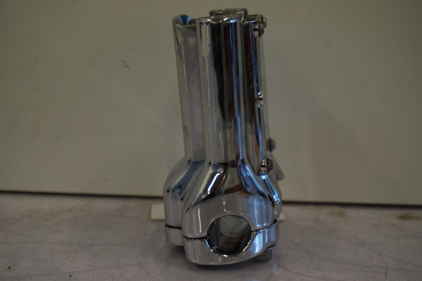 Baksidan på Styrfäste från en H-D Sportster 1200 XL1200C -1999 motorcykel.