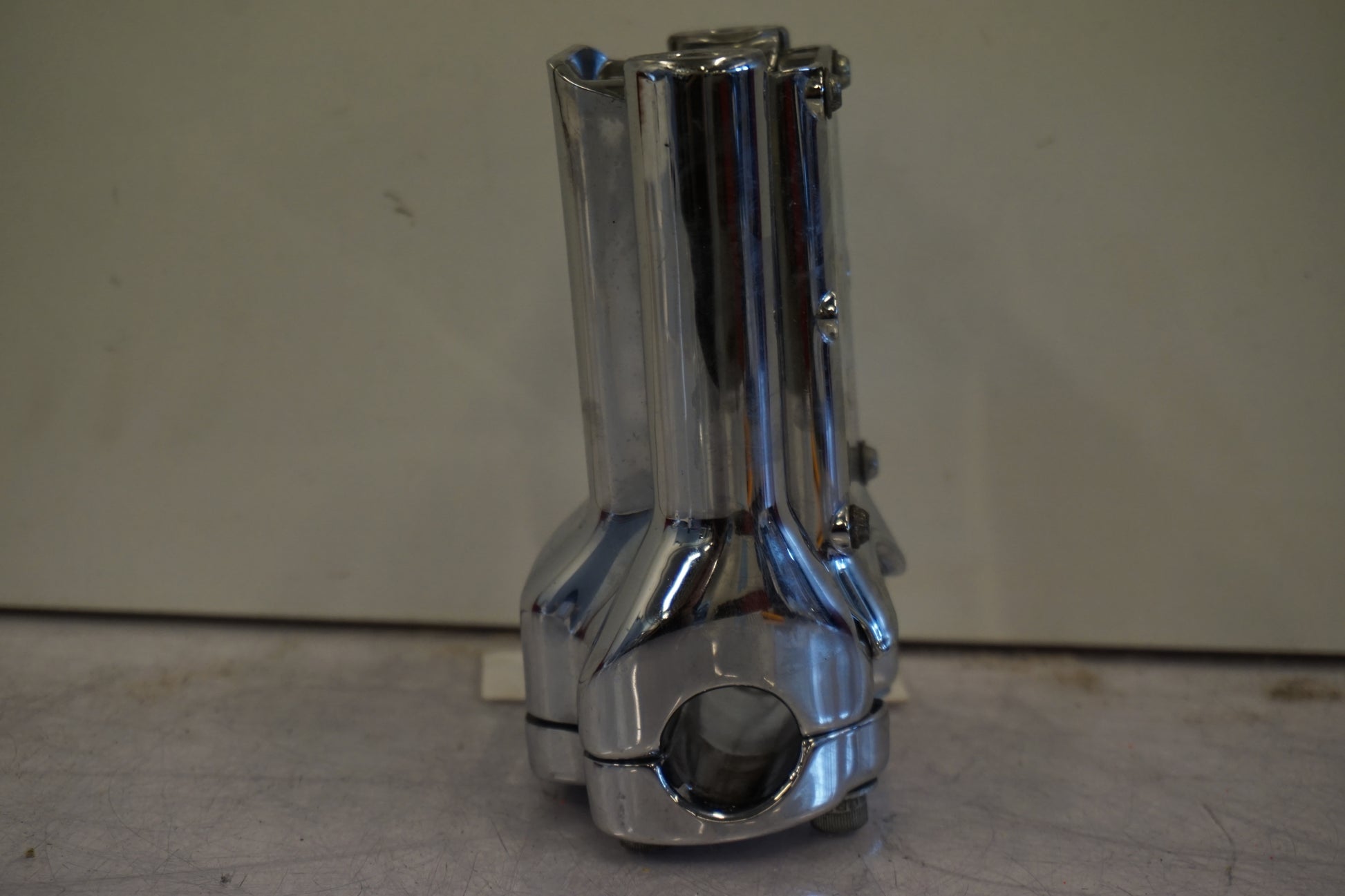 Baksidan på Styrfäste från en H-D Sportster 1200 XL1200C -1999 motorcykel.