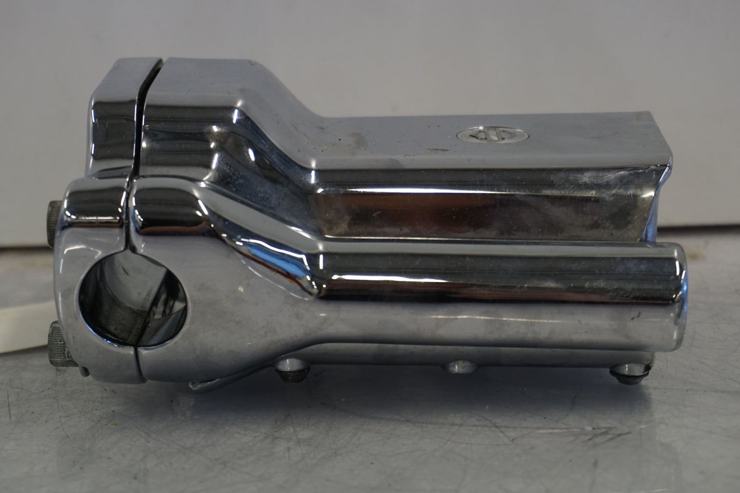 Snett nerifrån på Styrfäste från en H-D Sportster 1200 XL1200C -1999 motorcykel.