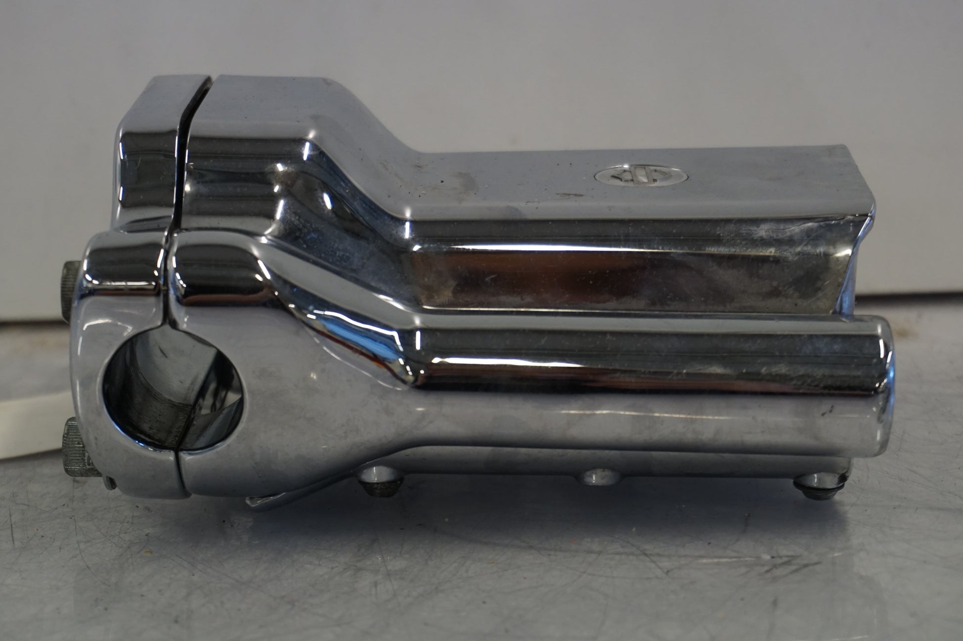 Snett nerifrån på Styrfäste från en H-D Sportster 1200 XL1200C -1999 motorcykel.