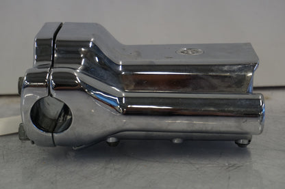 Snett nerifrån på Styrfäste från en H-D Sportster 1200 XL1200C -1999 motorcykel.