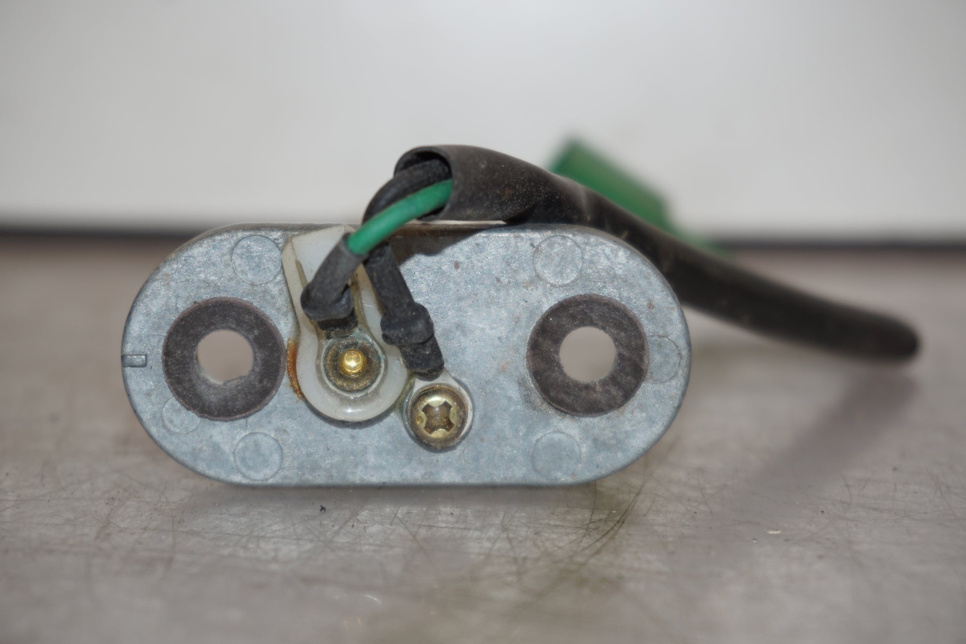 Baksidan på Bensintankgivare från en Yamaha YZF 1000 R -1997 motorcykel.