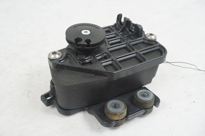 Framsidan på Avgasspjällmotor från en BMW S 1000 RR -2013 motorcykel.