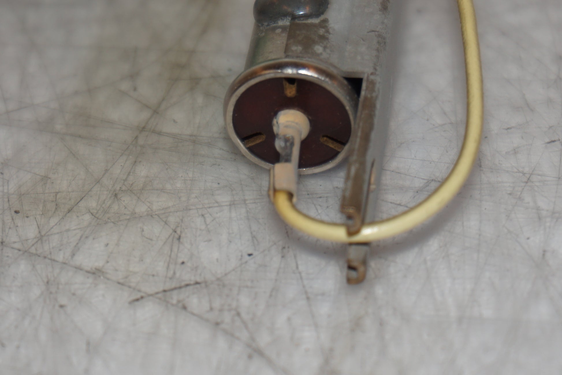 Vänster sida på Bensintankgivare från en Yamaha YZF 1000 R -1997 motorcykel.