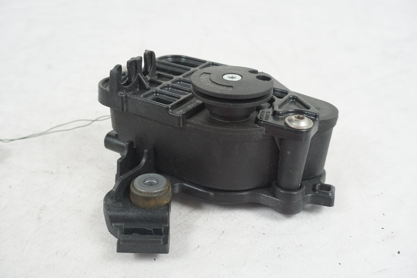 Baksidan på Avgasspjällmotor från en BMW S 1000 RR -2013 motorcykel.