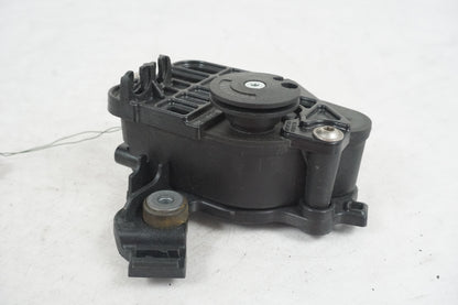 Baksidan på Avgasspjällmotor från en BMW S 1000 RR -2013 motorcykel.