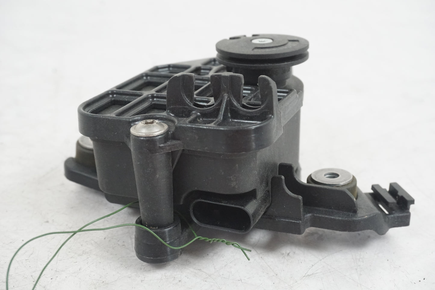 Höger sida på Avgasspjällmotor från en BMW S 1000 RR -2013 motorcykel.