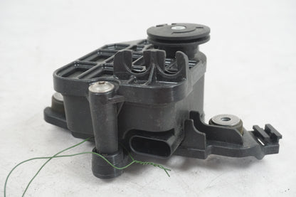 Höger sida på Avgasspjällmotor från en BMW S 1000 RR -2013 motorcykel.