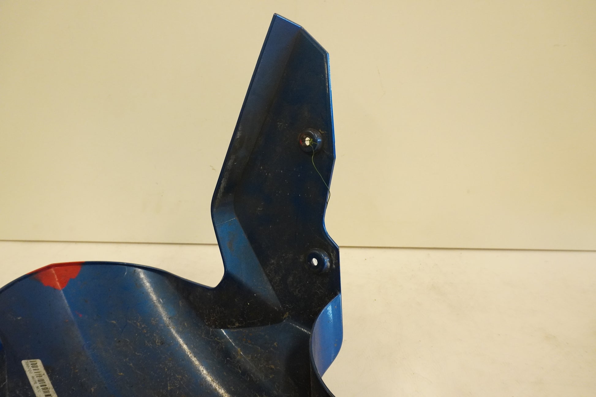 Snett nerifrån på Framskärm från en BMW S 1000 RR -2010 motorcykel.