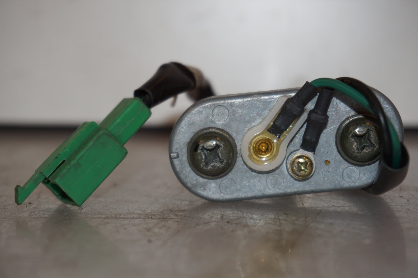 Baksidan på Bensintankgivare från en Yamaha YZF R6 -2001 motorcykel.