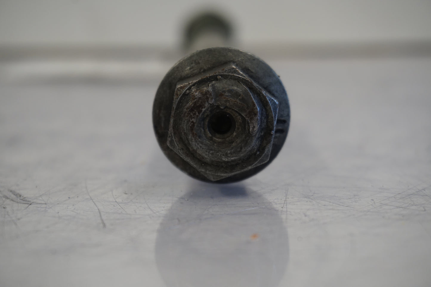 Vänster sida på Axel från en H-D Dyna Super Glide FXD -1997 motorcykel.