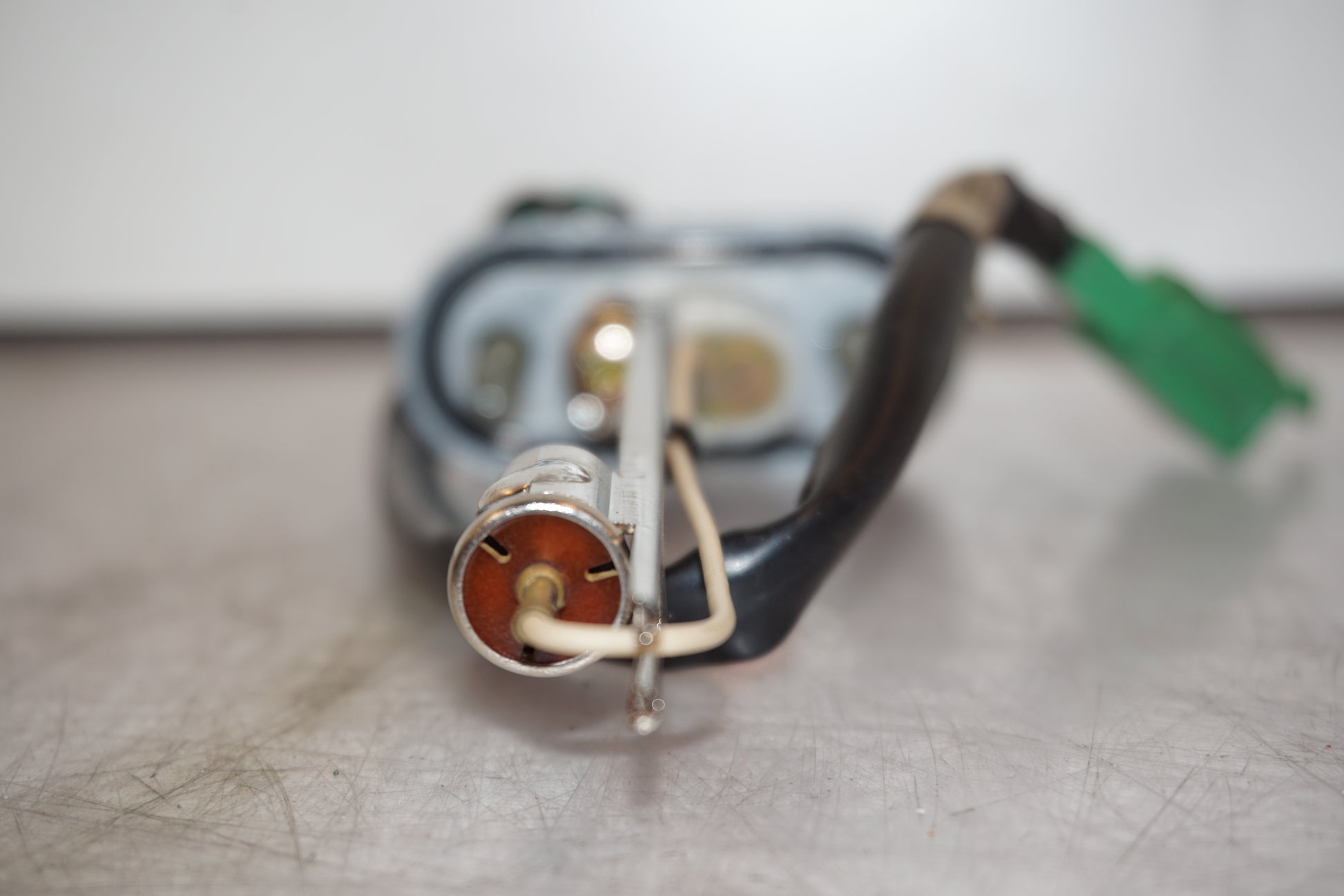 Vänster sida på Bensintankgivare från en Yamaha YZF R6 -2001 motorcykel.