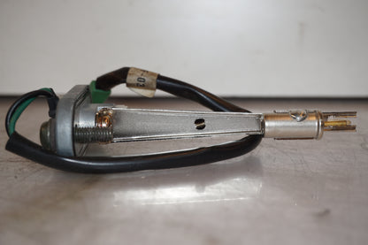 Snett nerifrån på Bensintankgivare från en Yamaha YZF R6 -2001 motorcykel.