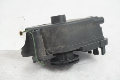 Höger sida på Avgasspjällmotor från en BMW S 1000 RR -2011 motorcykel.