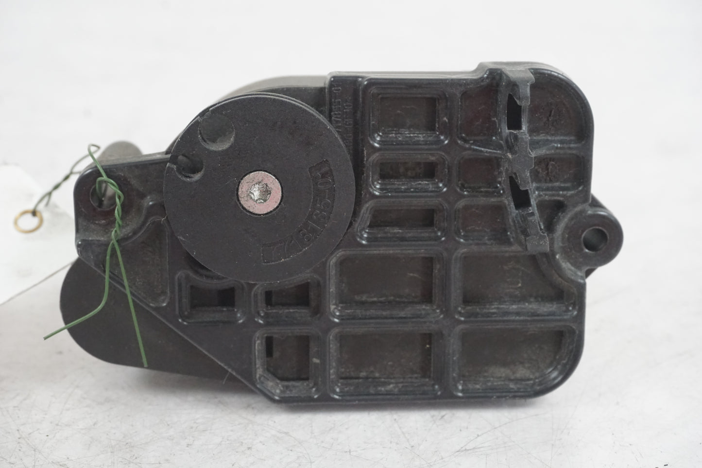 Vänster sida på Avgasspjällmotor från en BMW S 1000 RR -2011 motorcykel.